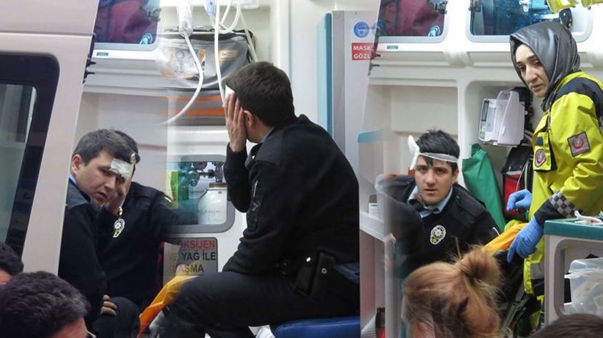 Kadıköy'de Polise Kürekli Saldırı Geldi