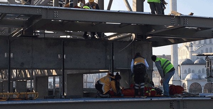 Okmeydanı'nda İşçiler Resmen Çatıdan Düştü