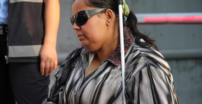 Görme Engelli Kadın Kirasını Ödeyemediği İçin Sokağa Atıldı