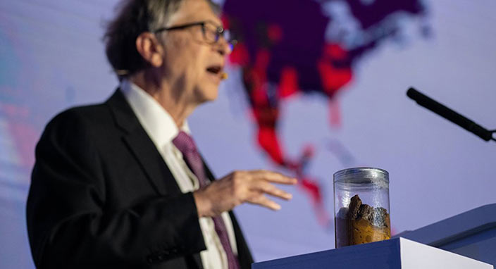 Bill Gates Katıldığı Etkinlikte Şaşırttı! İnsan Dışkısı İle Sahneye Çıktı