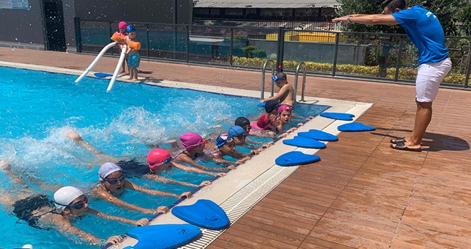 Site Havuzlarında ‘Ücretsiz Yüzme Eğitimi’