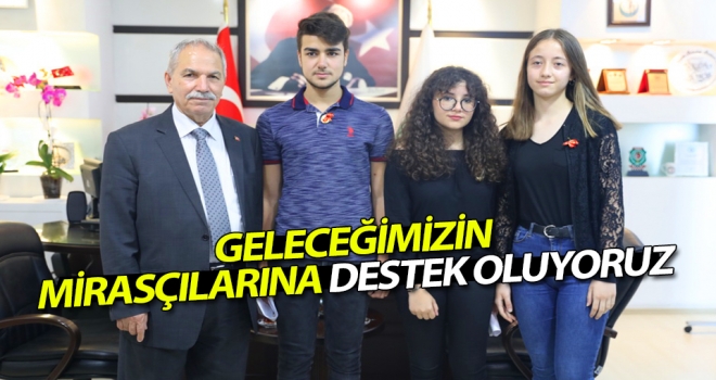İlkadım Belediye Başkanı Necattin Demirtaş'tan dereceye giren öğrencilere ödül
