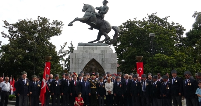 Samsun'da 30 Ağustos Zafer Bayramı Atatürk Anıtı'na Çelenk Sunumuyla Başladı