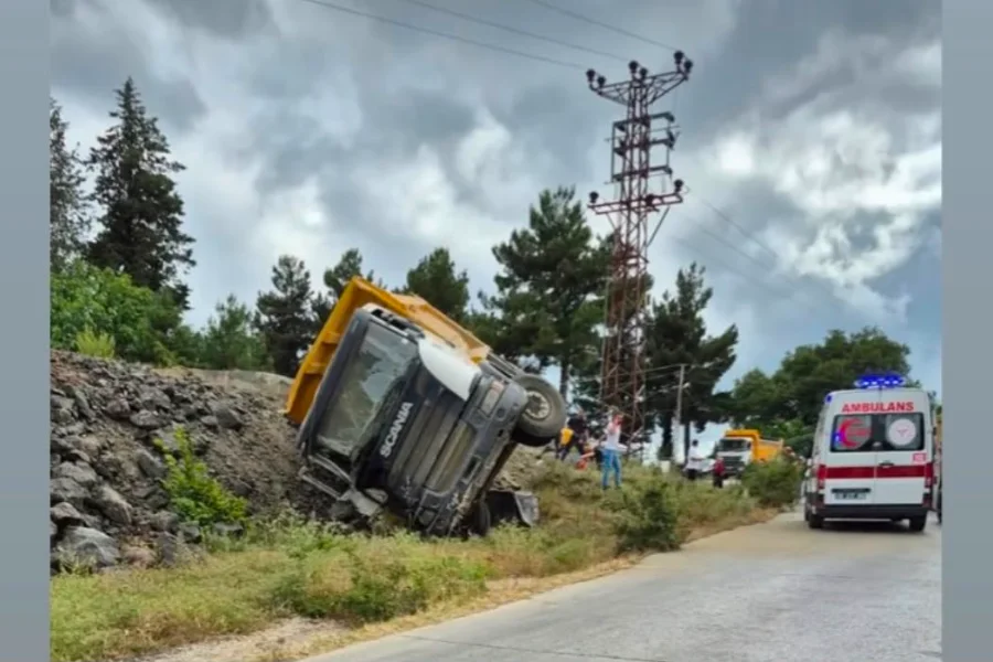 Samsun'da Freni Boşalan Kamyon Devrildi: Sürücü Hayatını Kaybetti