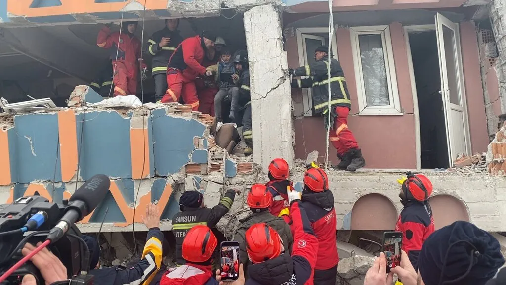 10 Yaşındaki Çocuğu Enkazdan Kurtaran İtfaiye Eri O Anları Anlattılar