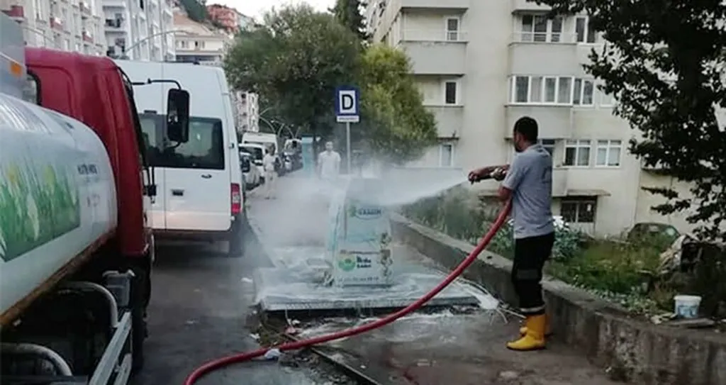 Temiz Bir İlkadım İçin Çöp Konteynırları İlaçla Yıkanıyor