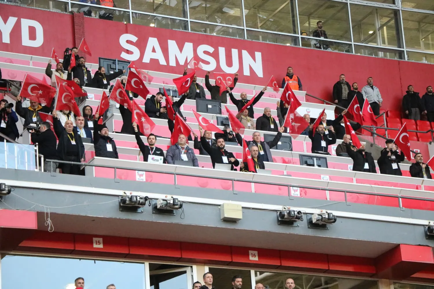 Samsun’dan Türk Bayrağı’na Anlamlı Duruş: Basın Tribününde Milli Birlik Mesajı