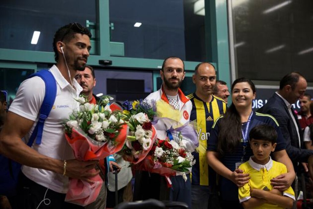 Atletizmci Guliyev Havalimanı'nda Karşılandı haberi