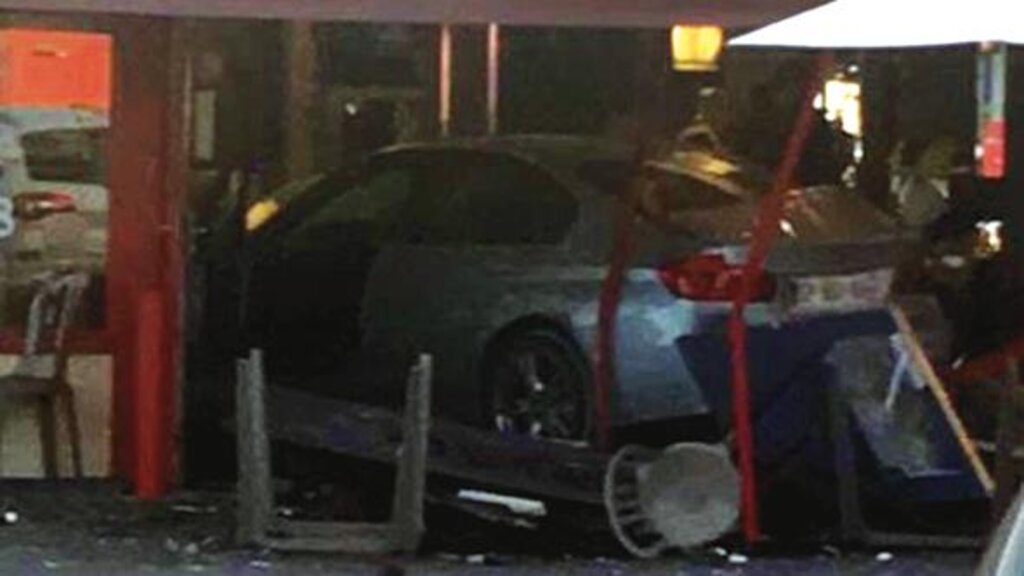 Fransa'da Bir Araç Pizzacıya Daldı haberi