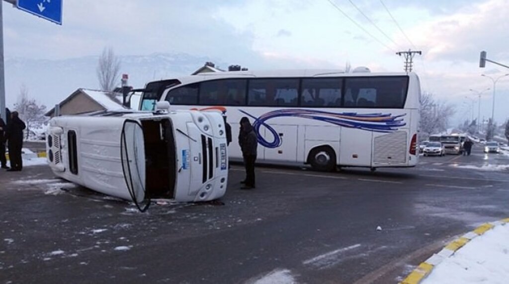 Öğrenci Taşıyan Araç Resmen Kaza Yaptı haberi