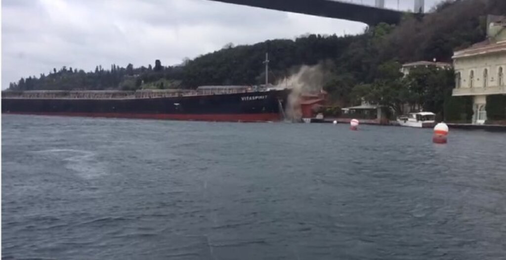 İstanbul Boğazında Yalıya Çarpan Gemi Türkiye'den Ayrıldı haberi