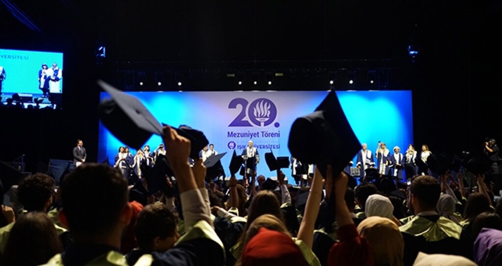 Işık Üniversitesi’ndeki Kızlar Işık Saçtı