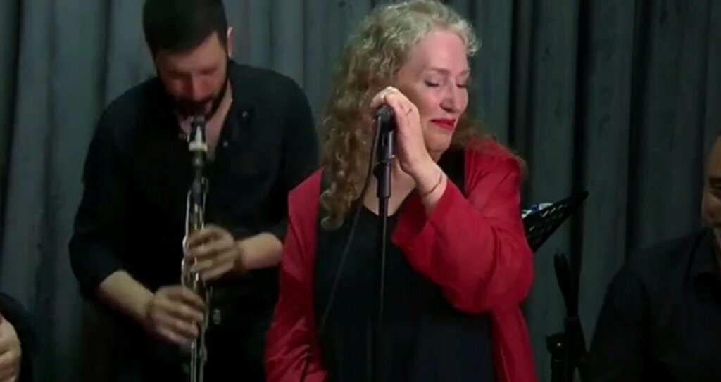 Suzan Kardeş D&R’la Evde Müzik Programında Müzik Resitali Sundu