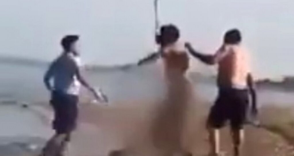 Sahilde çıplak dolaşan Suriyeli böyle dayak yedi..! haberi