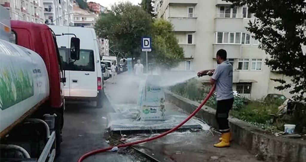 Temiz Bir İlkadım İçin Çöp Konteynırları İlaçla Yıkanıyor haberi