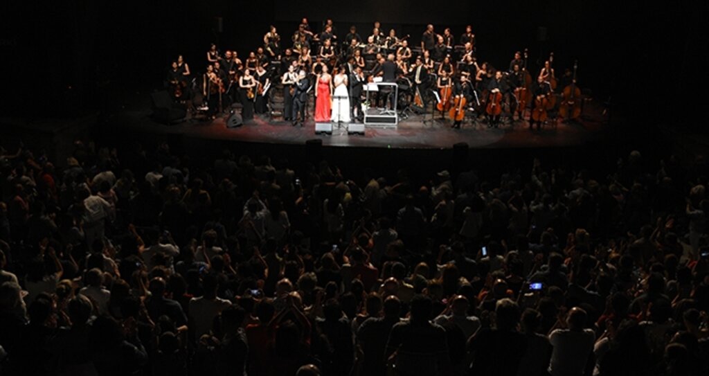 Harbiye'de Binlerce Kişilik Koro Hep Bir Ağızdan Şarkı Söyledi